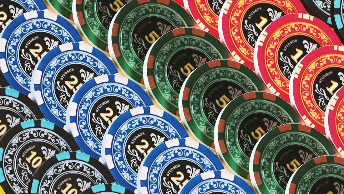 Tumpukan chip poker di atas meja permainan