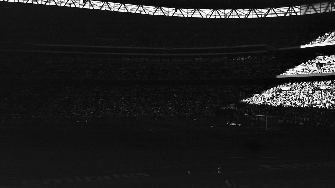 Stadion sepak bola malam hari dipenuhi penonton