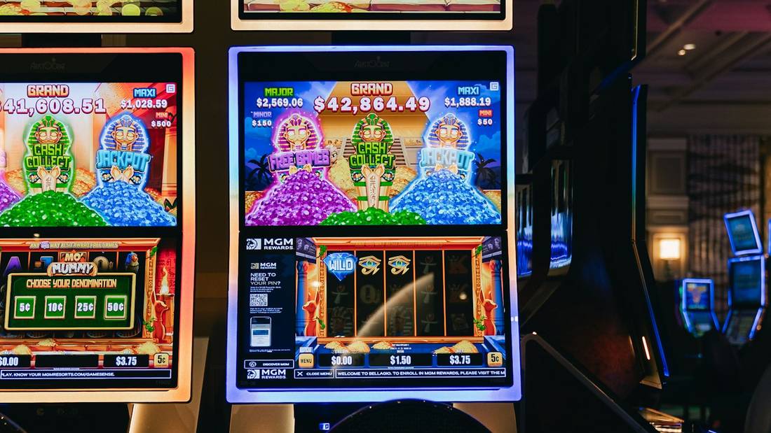 Mesin-mesin slot menyala redup di kasino malam hari