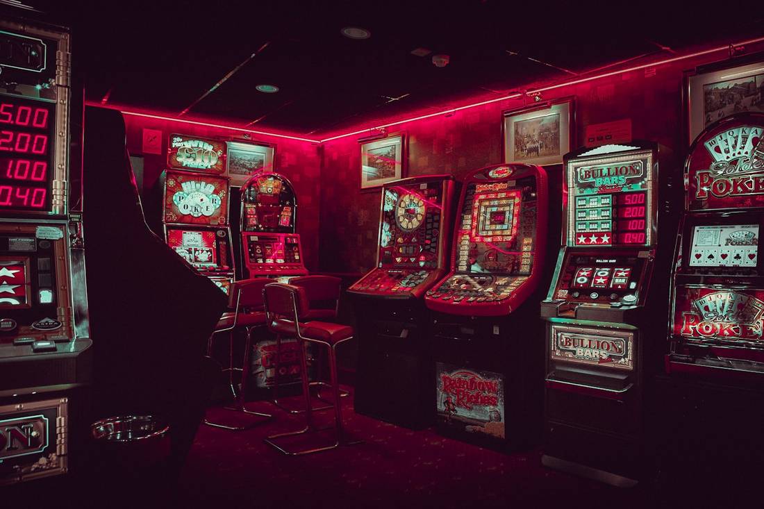 Barisan mesin slot menyala di dalam kasino