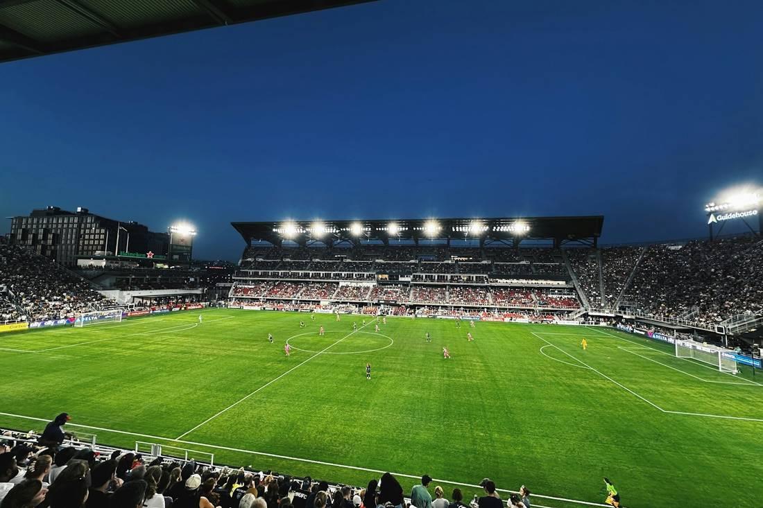 Stadion sepak bola penuh penonton di malam hari